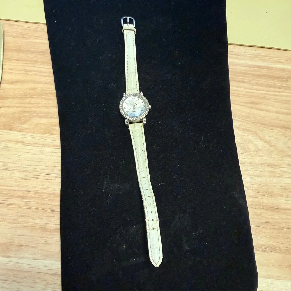 GEN760 Silver Tone Rhinestone Bezel Quartz‎ Watch White Croc Strap Japan WORKS